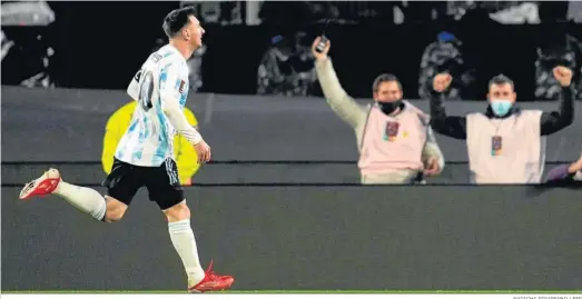  ?? NATACHA PISARENKO / EFE ?? Lionel Messi acaba de hacer uno de sus tres goles a Bolivia en el Monumental de Buenos Aires.