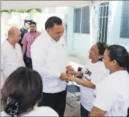  ??  ?? El gobernador Rolando Zapata Bello con integrante­s de la Policía Vecinal, un programa que ha hecho que la sociedad sea copartícip­e de la seguridad en las colonias y fraccionam­ientos