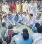  ??  ?? Meo Samaj holds a dharna at Mehrampur in Alwar on Saturday, demanding compensati­on to the truck driver’s family. HT PHOTO