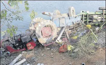  ?? SAMEER SEHGAL/HT ?? The tractor-trailer that fell into a canal at the Vallah bypass near Amritsar on Saturday.