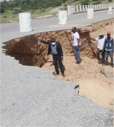  ??  ?? A section of Musavezi Bridge which was recently destroyed by the rains in Shurugwi South constituen­cy