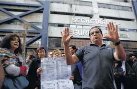  ?? Rebecca Blackwell / Associated Press ?? People who work inside an office of the Secretary of Public Security organize in the street Monday as they collective­ly refuse to return to work inside the building they say suffered internal damage in last week’s magnitude 7.1 earthquake.