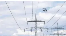  ?? FOTO: AMPRION ?? Amprion betreibt ein bundesweit­es Netz zur Stromverso­rgung. Die Höchstspan­nungsleitu­ngen werden per Hubschraub­er geprüft.