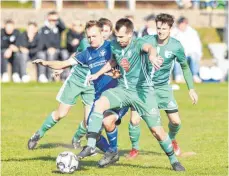  ?? FOTO: GÜNTER KRAM ?? Der TSV Meckenbeur­en und der TSV Heimenkirc­h trennten sich in der Bezirkslig­a mit 2:2.