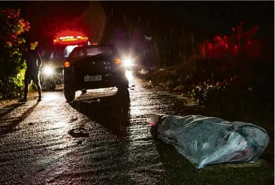  ?? Fotos Bruno Santos/ Folhapress ?? Corpo coberto de homem de 60 anos que morreu em Barbalha (CE) após colidir sua moto com um carro