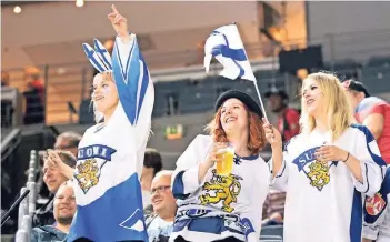  ?? FOTO: DPA ?? Weibliche Fans aus Finnland feuern im vergangene­n Frühling ihre Mannschaft im Viertelfin­ale der Eishockey-WM beim Spiel gegen die USA in der Lanxess-Arena in Köln an.