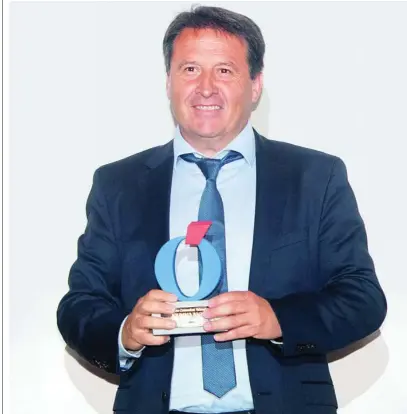  ?? ?? Juan Ferri Soler, director general de Joumma Bags, posa con el premio LA RAZÓN
