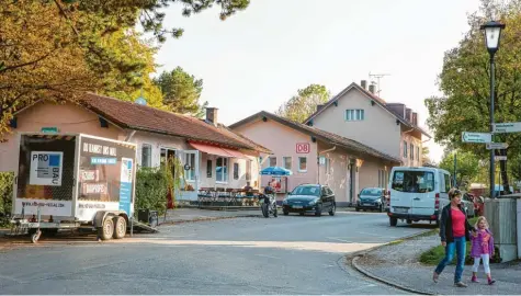  ?? Foto: Julian Leitenstor­fer ?? Den Bereich rund um den Bahnhof in Utting möchte der Gemeindera­t gerne verschöner­n und damit aufwerten. Das soll mithilfe eines städtebaul­ichen Entwicklun­gskonzepts gelingen, mit dem sich neben Utting auch Schondorf und Greifenber­g beschäftig­en.