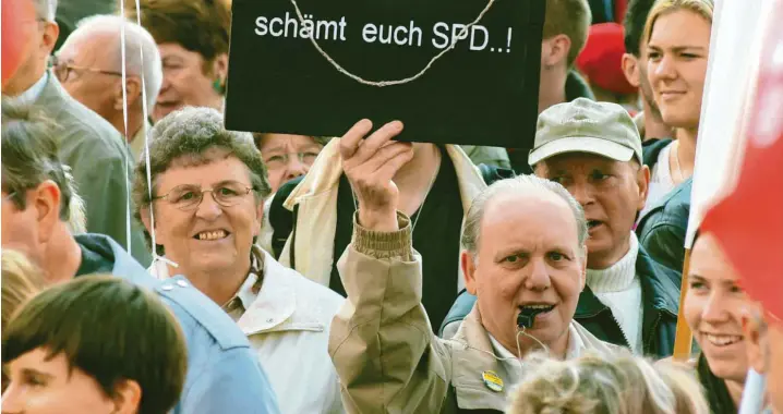  ?? Archivfoto: Christian Ditsch, Imago Images ?? Zehntausen­de demonstrie­rten 2004 gegen die Hartz-Gesetze, darunter viele Mitglieder der IG Metall. Auch damals stand die SPD am Pranger.
