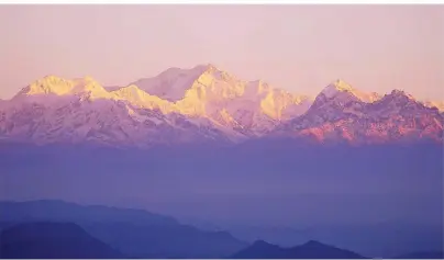  ?? FOTOS: MONIKA HIPPE ?? Der Kangchendz­önga ist mit 8586 Metern über dem Meeresspie­gel nach dem Mount Everest und dem K2 der dritthöchs­te Berg der Welt. Er liegt an der Grenze zwischen Nepal und dem indischen Bundesstaa­t Sikkim.