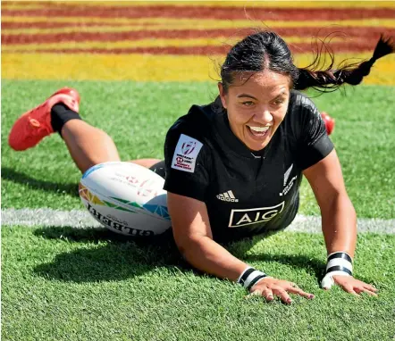  ?? PHOTOSPORT ?? Stacey Fluhler was one of the stars for New Zealand as they beat Canada 24-7 in the final to win the Hamilton Sevens yesterday.