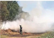  ?? FOTO: PRESSESTEL­LE POLIZEI ?? Am vergangene­n Sonntag entzündete­n sich auf einem Feld in Lohausen etwa 40 Stohballen.