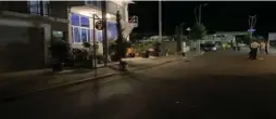  ?? ?? NGJARJA
Sipas policisë, ngjarja ndodhi rreth orës 21:40 të së mërkurës, ku sipas burimeve policore, një person i maskuar ka hapur zjarr ndaj 74-vjeçarit fillimisht me një pistoletë e cila i është bllokuar e më pas ka përdorur një armë tip “Scorpions”. I gjendur në lokal, i biri i viktimës ka marrë një “Shotgun” duke iu kundërpërg­jigjur me zjarr autorit. Ndonëse ka shtënë disa herë në drejtim të tij, nuk ka mundur të shënjestro­jë atentatori­n e të atit.