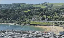  ?? ?? Der Markobe-Strand liegt geschützt neben dem Hafen.