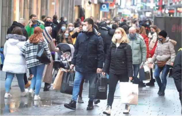  ?? Reuters ?? ↑
Shoppers wear masks in Cologne, Germany.