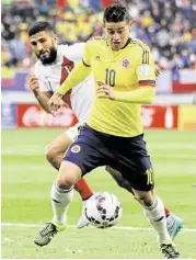  ?? Ricardo Mazalan / AP ?? James Rodríguez elude la marca de Josepmir Ballon en el empate entre Colombia y Perú.