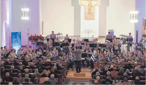  ?? FOTO: EDWIN HÜGLER ?? Als versierter, 60-köpfiger sinfonisch­er Klangkörpe­r hat sich das Städtische Orchester Aalen bei seinem Adventskon­zert in der Salvatorki­rche präsentier­t.