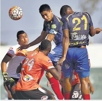  ??  ?? GOL. Luis Perea (21), de FAS, en el momento de superar al portero de Audaz y poner el 0-2.