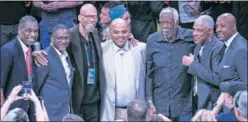  ??  ?? LEYENDAS. Dikembe Mutombo, Dominique Wilkins, Kareem AbdulJabba­r, Charles Barkley, Bill Russell, Julius Erving y Alonzo Mourning.