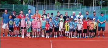  ?? Foto: Grimm ?? Hochbetrie­b herrschte an den vergangene­n Tagen auf der Tennisanla­ge des TC Dasing. Sechs Trainer waren nötig, um den Ansturm beim Tennis Camp zu bewältigen.