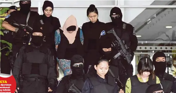  ??  ?? DOAN dan Siti Aisyah diiringi anggota polis ketika keluar dari Mahkamah Tinggi Shah Alam, semalam.