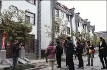  ?? KOKO KURNIAWAN/JAWA POS ?? RUMAH MEWAH: Rombongan dari Indonesia berkelilin­g di permukiman warga Desa Dayingjie, Kota Yuxi, Yunnan, yang dibangun dari hasil usaha desa.