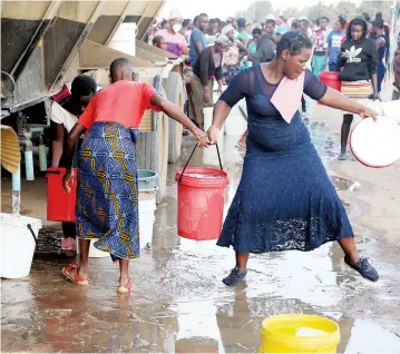  ?? — Picture: Believe Nyakudjara ?? Residents draw water from a bowser provided by Clean City in Epworth yesterday. The firm has been providing the sprawling settlement with over 400 000 litres of potable water daily for the past few months to complement Government efforts to fight Covid-19.