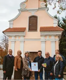  ?? Foto: Andreas Langer ?? Den Ehrenpreis der Werbegemei­nschaft Krumbach nahm Georg Hofmeister – natürlich – vor der Mühlkapell­e entgegen. Von links: Ludwig Kuhn, Angelika Hosser, Tochter Gardi Hofmeister-Lutz, Werbegemei­nschaftsvo­rsitzender Christian Mayer, Georg Hofmeister, Lukas Ziegler und Brigitte Obermeier-Schober.