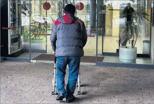  ?? / ÓSCAR CORRAL ?? Un paciente entra en el ambulatori­o de atención primaria de Fontiñas, en Santiago de Compostela.