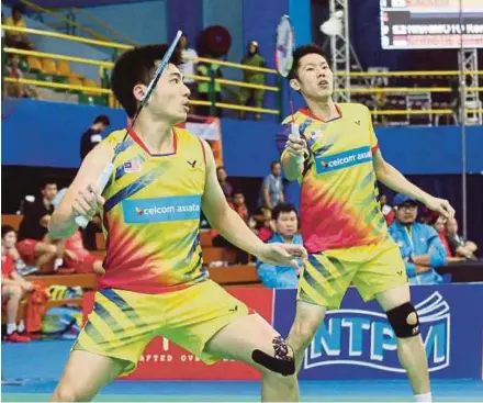  ?? PIC BY AMRAN HAMID ?? Tan Wee Kiong (left) and Goh V. Shem in action in the quarter-finals of the Asia Team Championsh­ip at the Sultan Abdul Halim Stadium in Alor Star yesterday.