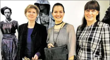  ?? BILD: OLDENBURGE­R KUNSTSCHUL­E ?? Designerin Anastasia Lotikova (Mitte) mit Deliane Rohlfs, Geschäftsf­ührerin der Oldenburge­r Kunstschul­e (links), und Vorsitzend­e Sibylle Thalmann-Haffter.