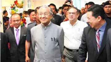  ??  ?? Dr Mahathir (second left) visits KFC’s latest outlet at Residensi UTMKL, Jalan Semarak. On his right is Maszlee.