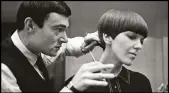  ??  ?? Vidal Sassoon perfecting one of his legendary avant-garde cuts on Mary Quant