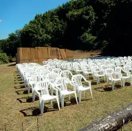  ??  ?? Le sedie per i 140 che assisteran­no al discorso del Papa