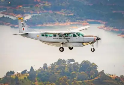  ?? FOTO
CORTESÍA FAC ?? Desde 1933, la Fuerza Aérea Colombiana presta su servicio de traslados con fines humanitari­os, en la mayoría de los casos en regiones apartadas del país.