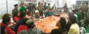  ?? PCNU SURABAYA FOR JAWA POS ?? BERGANDENG­AN TANGAN: Para pemuda Ansor bersama sejumlah elemen lembaga menggalang solidarita­s di kantor PC NU.