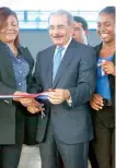  ??  ?? El presidente Danilo Medina al momento de cortar la cinta que inaugura el hospital.