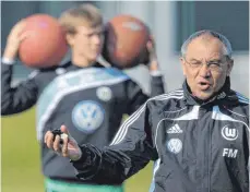  ?? FOTO: DPA ?? „Heute gibt es Fitness-Center“: Felix Magath, jetzt ein 65er, ließ gerne mit Medizinbäl­len trainieren.