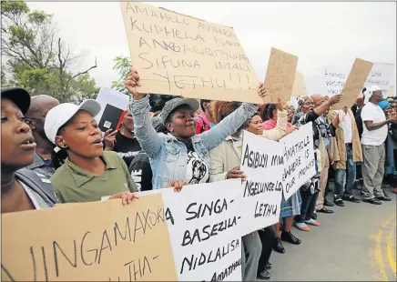  ?? Picture: ALAN EASON ?? PLEASE ACCOUNT: Keiskammah­oek community members were out in numbers at the ADM offices demanding accountabi­lity of the R55-million developmen­t fund they were awarded in 2002. All they have are unfinished community halls to show for the money