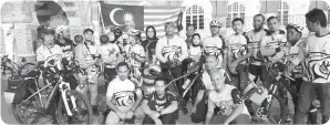  ??  ?? BERGAMBAR kenangan bersama Kelab Basikal Harimau Malaya Rider setibanya di Dataran Merdeka.