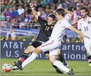  ?? Luis Sinco
Los Angeles Times ?? MEXICO’S Javier Hernandez (14) battles Matt Besler of the U.S. for control of the ball in the first half.