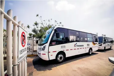  ?? ARCHIVO ?? Varios vehículos de Transmetro salen de la estación de Soledad para su recorrido habitual.