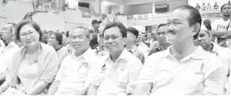  ??  ?? Shafie (second right) and Muhyiddin (second left) with Sabah PH chief Christina Liew (left) and Sabah DAP chief Stephen Wong (right) at the Pakatan Harapan-organised Ceramah Perdana PRU14.