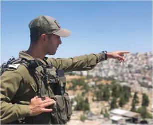  ?? (IDF) ?? LT.-COL. Omri Mashiach surveys Hebron.