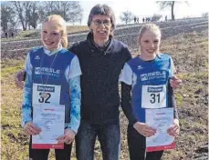 ?? FOTO: LG ?? LG-Trainer Franz Saile mit den Zwillingen Anna und Larissa Schall auf der Reichenau.