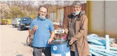 ?? FOTO: HERBERT GUTH ?? Um Naturkorke­n sammeln zu können, durfte der Naturschut­zbund jetzt auf dem Wilhelmsdo­rfer Recyclingh­of eine blaue Sammeltonn­e aufstellen. Der Gewinn fließt in den Kranichsch­utz.