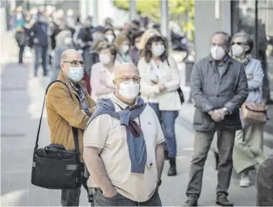  ?? Ferran Nadeu ?? Cua de vacunació a l’Espai de Gent Gran Montserrat Olivella del carrer de Calàbria, a Barcelona.