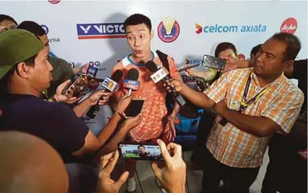  ?? MOHAMAD SHAHRIL BADRI SAALI PIC BY ?? Lee Chong Wei is interviewe­d by the media at the Academy Badminton Malaysia on Monday.