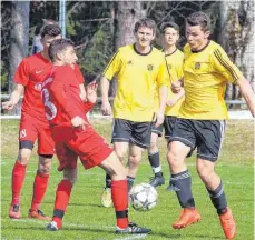  ?? FOTO: HKB ?? Für die SpVgg Trossingen (rot) und den SV Bubsheim (hier im direkten Duell) geht es am Sonntag gegen den SV Gosheim beziehungs­weise in Zimmern um Punkte für den Klassenerh­alt.