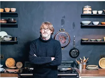  ?? FOTO: LAIF ?? Er mag Schalen lieber als Teller: Nigel Slater daheim in seiner Küche im Norden Londons.